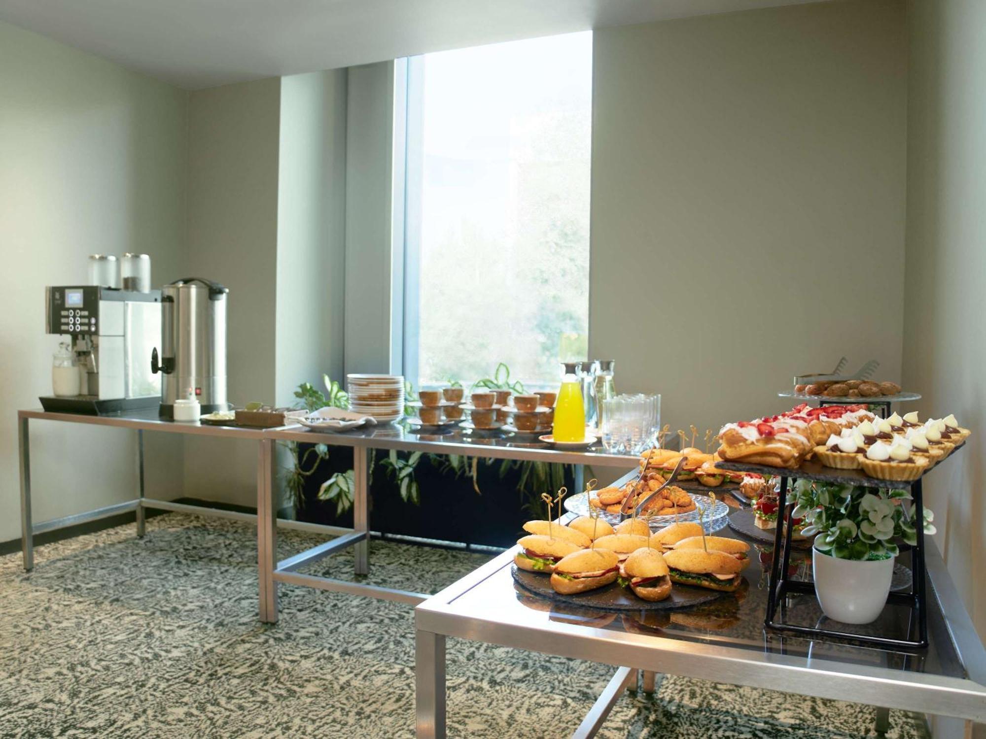 Novotel Living Almaty Jetisu ภายนอก รูปภาพ