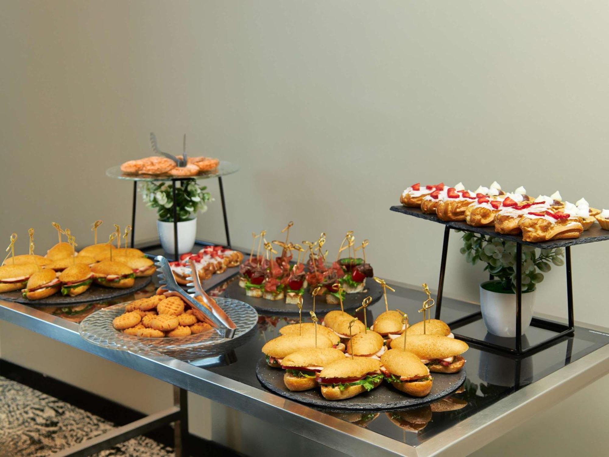 Novotel Living Almaty Jetisu ภายนอก รูปภาพ